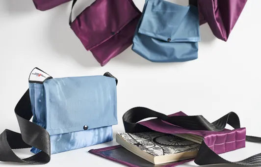 Taschen in violett und blau, genäht aus Textfahnen vergangener Ausstellungen